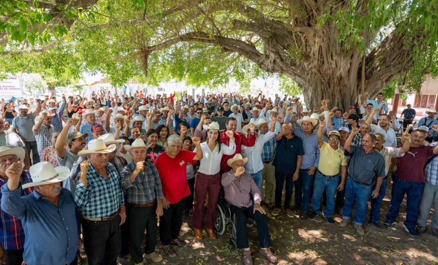 Geraldine Ponce con habitantes de Nayarit durante un encuentro ciudadano