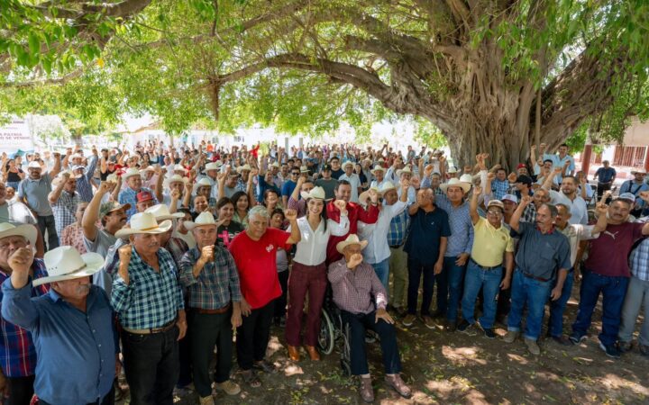 Geraldine Ponce con habitantes de Nayarit durante un encuentro ciudadano