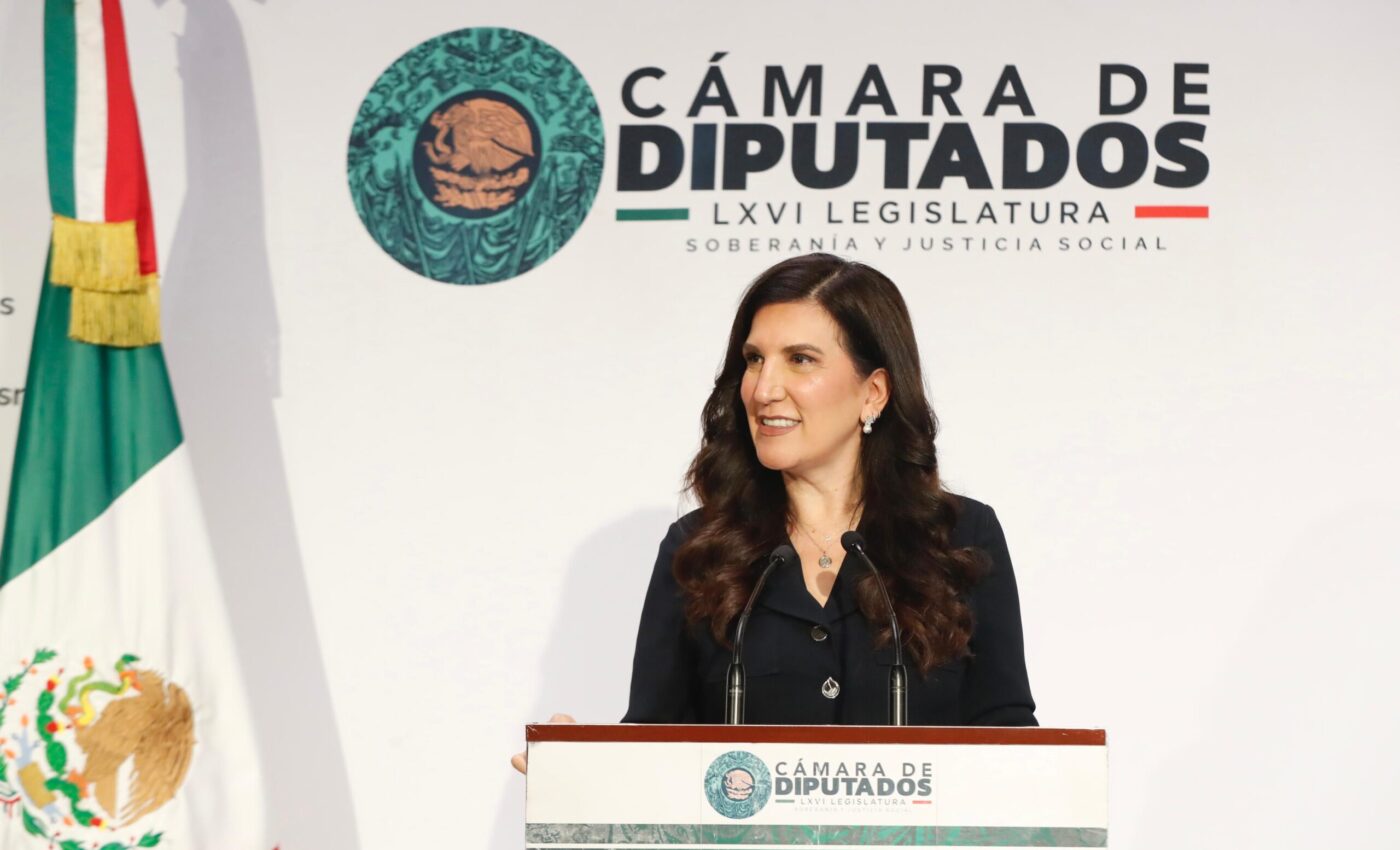 Kenia López Rabadán durante una conferencia en la Cámara de Diputados