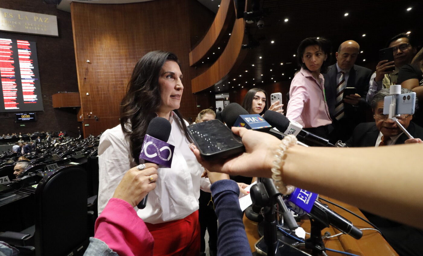 Kenia López Rabadán atiende a medios en el recinto de la Cámara de Diputados.