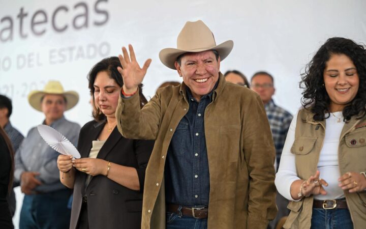 David Monreal saluda durante el foro de programas sociales en Fresnillo