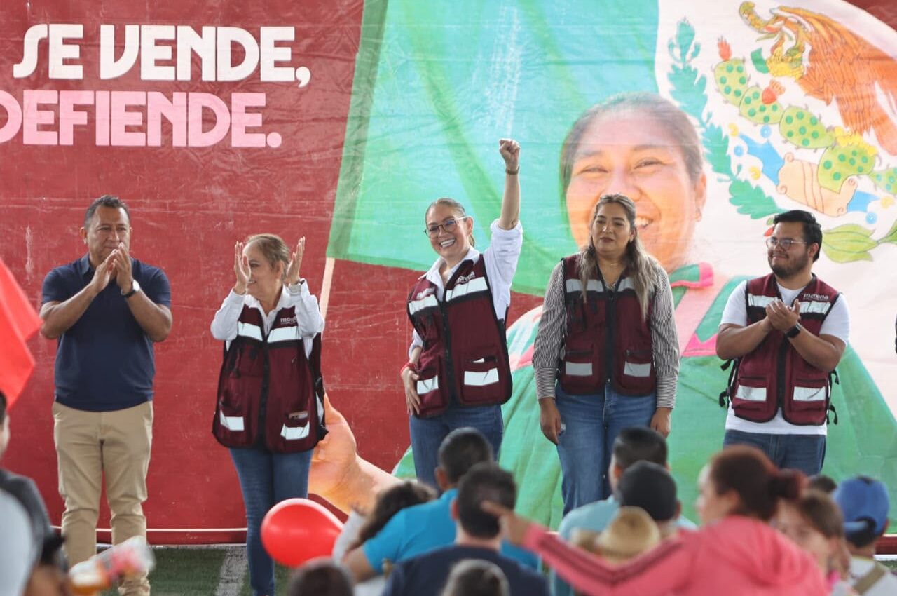 Vero Díaz levanta el brazo durante asamblea de Morena en Apozol