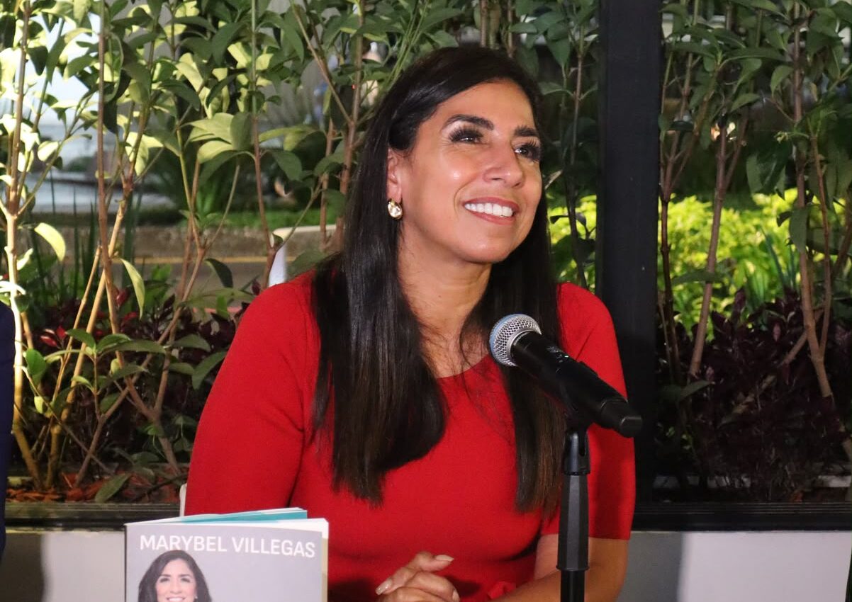Marybel Villegas conversa durante la presentación de Futuro, el Quintana Roo que sueño