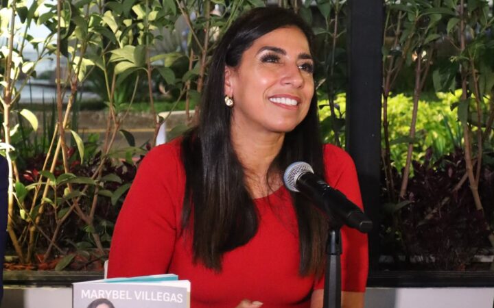 Marybel Villegas conversa durante la presentación de Futuro, el Quintana Roo que sueño