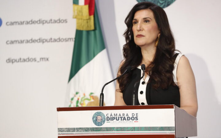 Kenia López Rabadán en conferencia desde la Cámara de Diputados