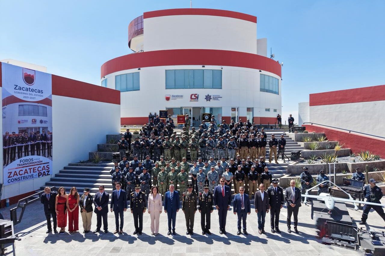 Elementos de seguridad y personal policial reunidos frente al C5i de Zacatecas durante un foro por la paz