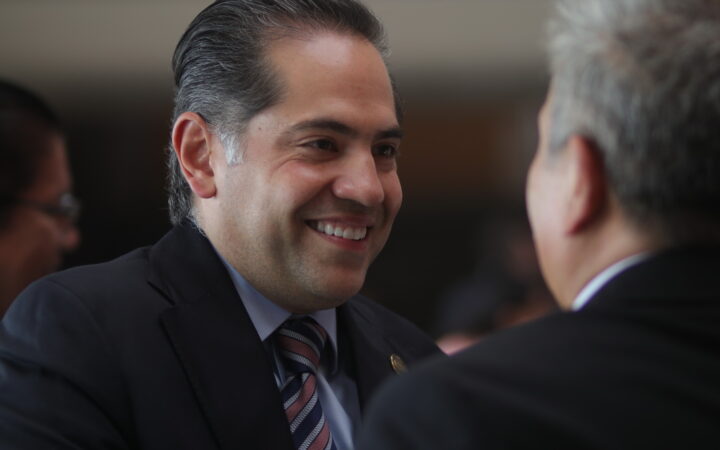 Raúl Bolaños-Cacho Cué conversa con representantes de medios.