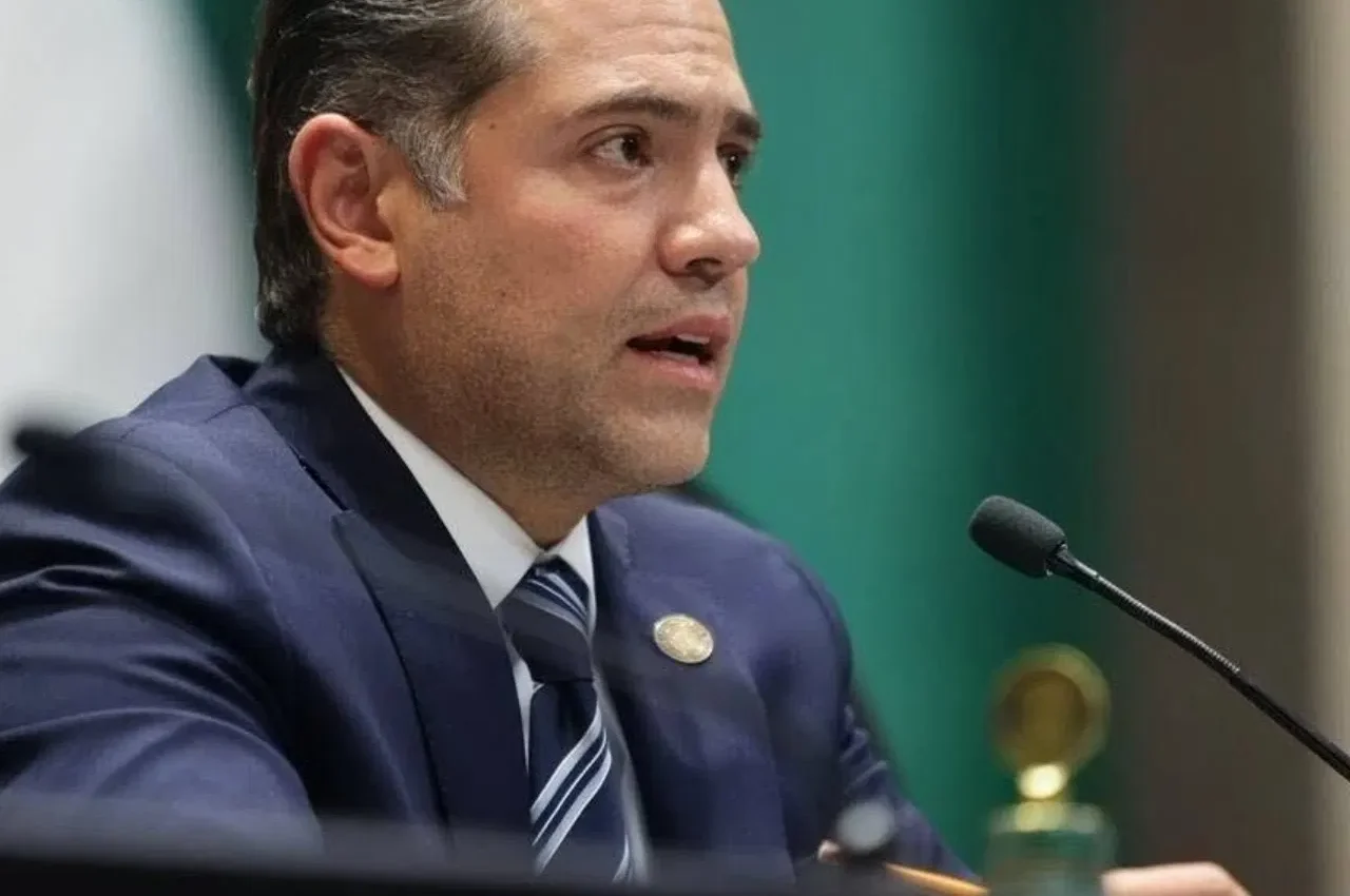 Raúl Bolaños-Cacho Cué participa en una sesión legislativa frente a un micrófono