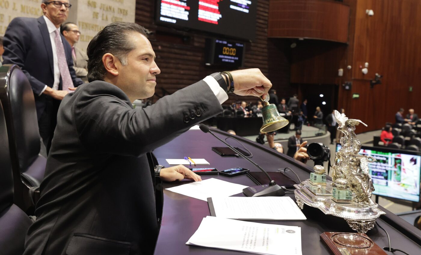 Legislador de la Cámara de Diputados toca la campana en la mesa de la Presidencia