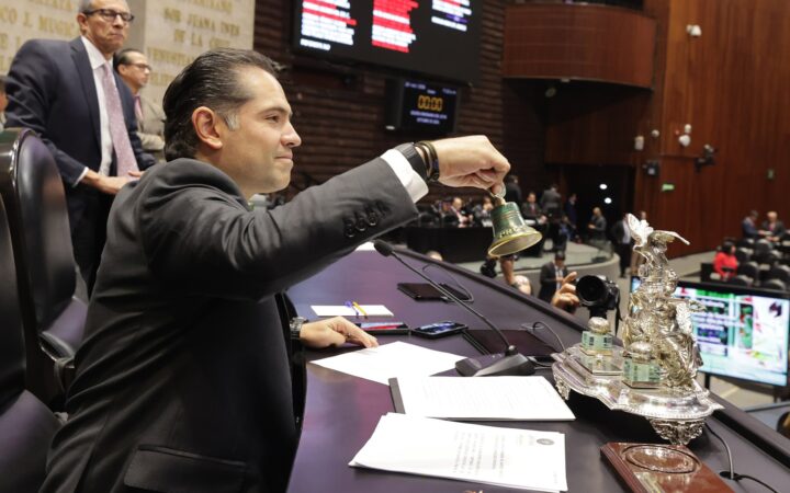Legislador de la Cámara de Diputados toca la campana en la mesa de la Presidencia