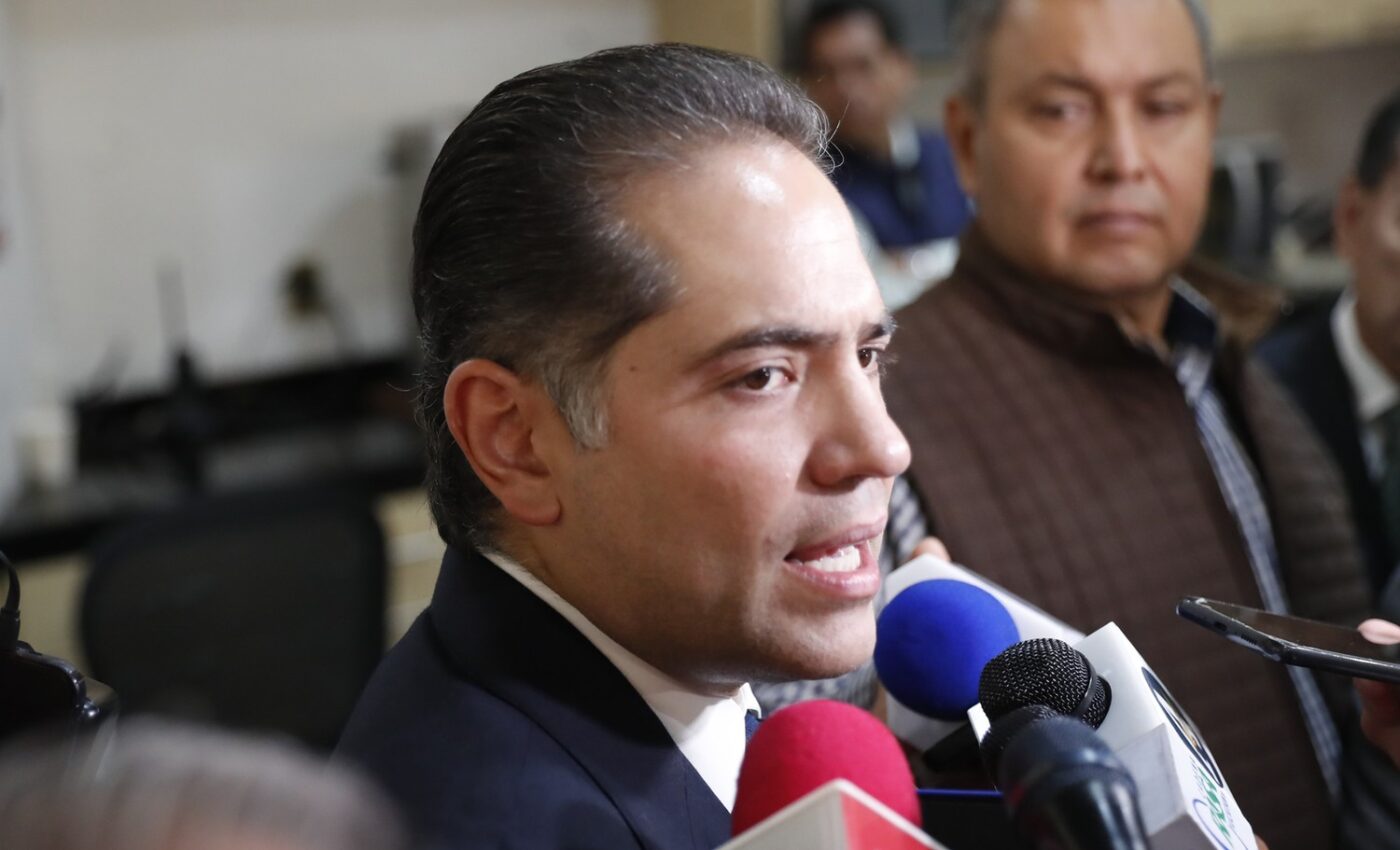 Intercambio con reporteros en un recinto legislativo.