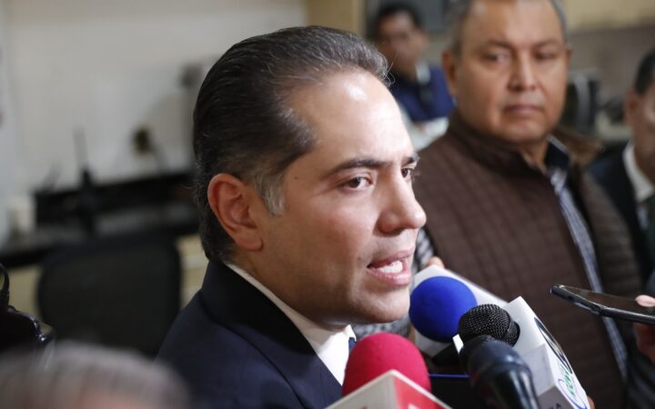 Intercambio con reporteros en un recinto legislativo.